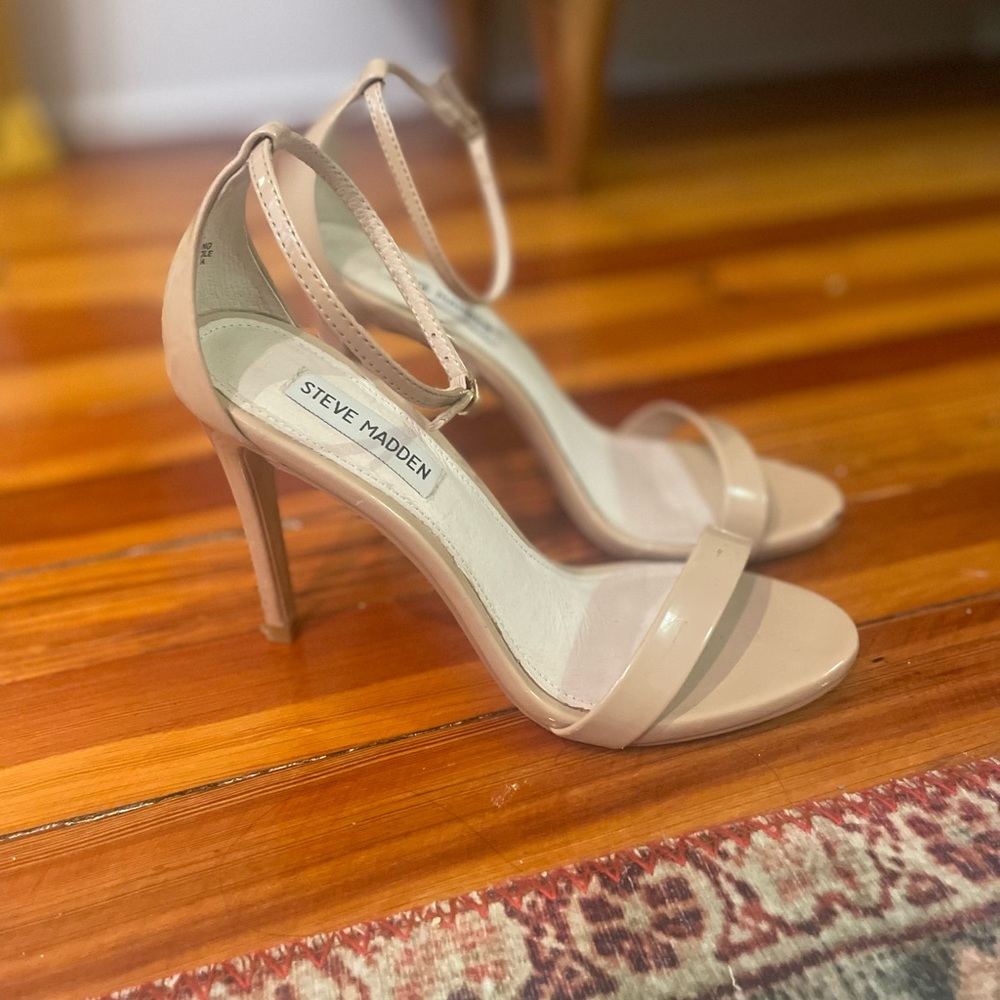 Steve Madden Stecy Pump. Nude patent leather. Size 7